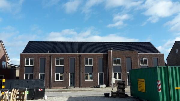 Bei diesen Reihenhäusern in Urk/Niederlande wurden jeweils 198 Ziegel der Silverline von ZEP verbaut. Bei diesen Reihenhäusern in Urk/Niederlande wurden jeweils 198 Ziegel der Silverline von ZEP verbaut.