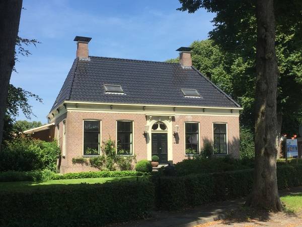 Bei diesem Haus waren Vorgaben zum Denkmalschutz zu beachten, eine herkömmliche Aufdachmontage nicht möglich. Die Eigentümer wollte unbedingt Solarenergie nutzen und entschieden sich für solare Dachziegel. Die Denkmalschutzbehörde ging diesen Weg mit.