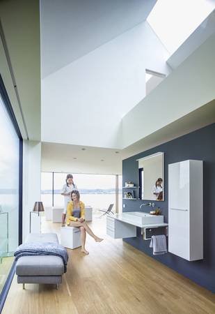 Bild 1: Der hohe Raum mit Galerie erfährt dank der dunkelblauen Wand im Erdgeschoss eine „Erdung“ und wird so bewusst optisch geteilt.