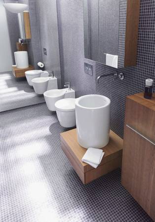 Blau und große Spiegel lassen kleine Räume größer wirken.