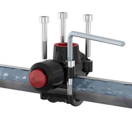 Der Installateur verschraubt zunächst das T-Stück auf der Abzweigstelle und schließt dann den Abzweig an.