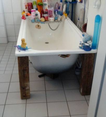 Freistehende Badewanne schnell gemacht: einfach 4 Pfosten gekauft, die Wanne durchgebohrt, fertig. Bodenablauf ist ja vorhanden. Freistehende Badewanne schnell gemacht: einfach 4 Pfosten gekauft, die Wanne durchgebohrt, fertig. Bodenablauf ist ja vorhanden.