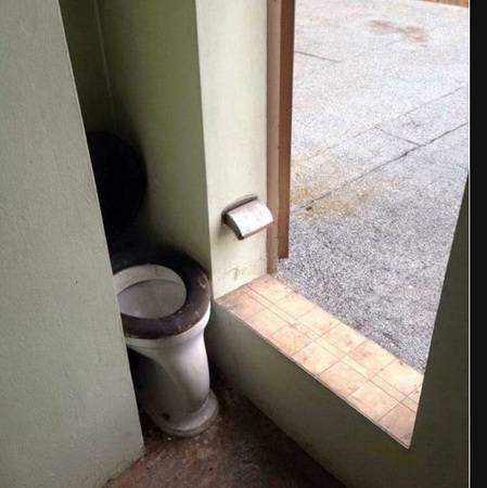 Gut, man kann wenigstens nicht seitlich herunterfallen. Allerdings droht bei solchen Körpermaßen die Gefahr des Hineinfallens. Ach, wie man's macht...  Gut, man kann wenigstens nicht seitlich herunterfallen. Allerdings droht bei solchen Körpermaßen die Gefahr des Hineinfallens. Ach, wie man's macht...