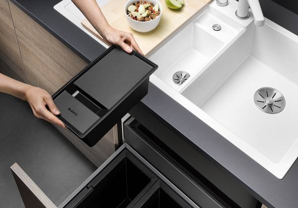 Die Depot-Schale fasst zirka drei Liter, passt perfekt ins Depot-Becken, auch dank des Trichterrandes exakt in die 15- und 30-Liter-Eimer beider Abfallsysteme sowie in die Organisationsschublade Blanco Orga.