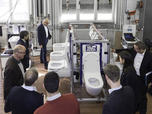 Der Versuchsstand für Dusch-WCs an der Hochschule Esslingen wurde schon öfter und mit großem Interesse von Industrievertretern und Presseleuten besichtigt. 