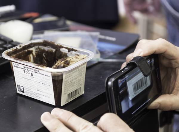 Um die Variationsbreite der natürlichen Exkremente im Versuch abzubilden, wird auch mit sehr zähen Materialien wie Miso-Paste gearbeitet.