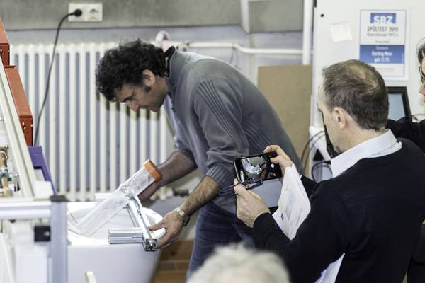 Auch Komfortfunktionen werden an den Dusch-WCs geprüft. Das Bild zeigt den Aufbau für die Messung der Wassertemperatur am Düsenaustritt.