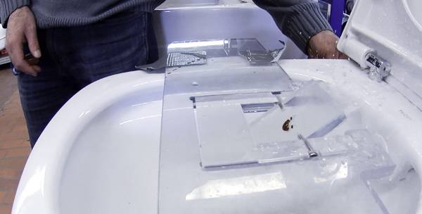 Test mit der Miso-Paste in einer Kaviation. Hier wird die Zeit gemessen, die das Dusch-WC braucht, um die Kavitation frei zu spülen.