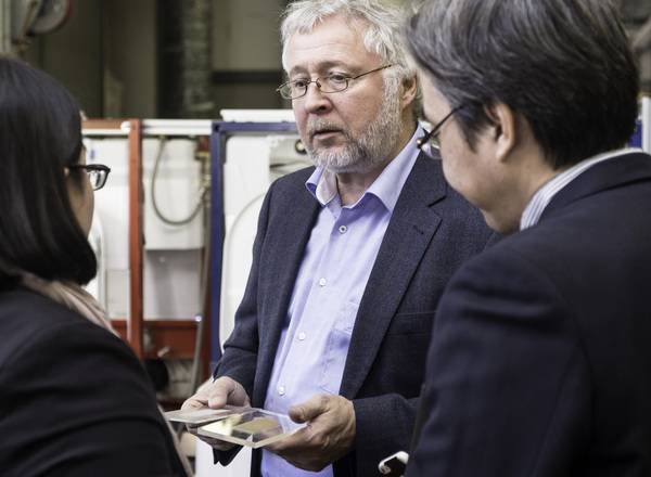 Prof. Dr.-Ing. Hans Messerschmid vom Institut für Versorgungstechnik ist Leiter des Labors für Wasser- und Gastechnik an der Hochschule Esslingen. Hier erklärt er Besuchern die Versuchsführung.
