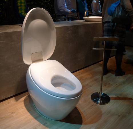 5000 Dollar übrig? Dann machen Sie doch Ihren Hintern glücklich! mit diesem Hightech-Dusch-WC aus der Toto-Neorest-Serie. Rechts steht die Fernbedienung dazu. 5000 Dollar übrig? Dann machen Sie doch Ihren Hintern glücklich! mit diesem Hightech-Dusch-WC aus der Toto-Neorest-Serie. Rechts steht die Fernbedienung dazu.