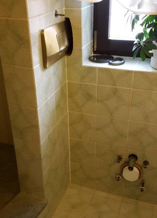 Die Technik der Über-Eck-Führung der WC-Leitung wurde hier vortrefflich beherrscht. Man beachte auch den Fliesenausschnitt im Soft-Edge-Look. Herzlichen Dank an C. Wesche!