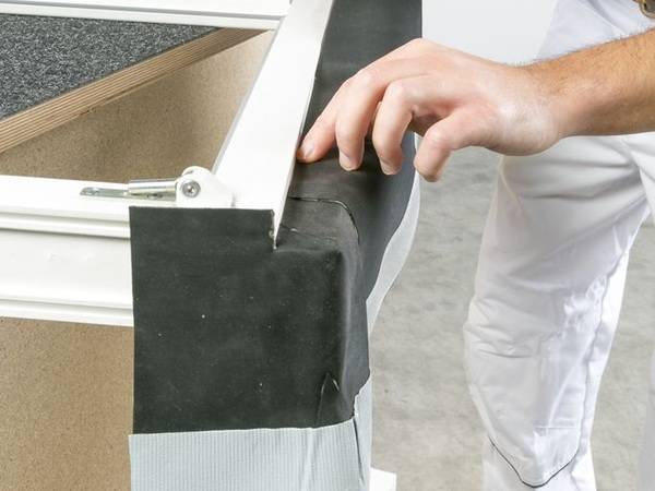 Die Fenster-Dichtecke und die Fenster-Anschlussbahn werden bereits auf der Fensterinnenseite angebracht.