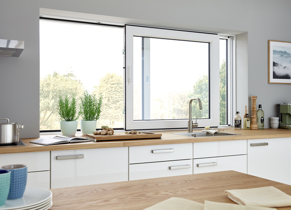 ECO Slide überzeugt durch erhebliche Platzeinsparungen im Innenraum: Dank des Schiebeflügels gibt es keine Raumverluste auf der Fensterbank.