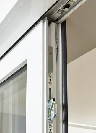 Aufgrund der widerstandsfähigen Verschlusshaken verfügt ECO Slide über eine hohe Grundsicherheit.