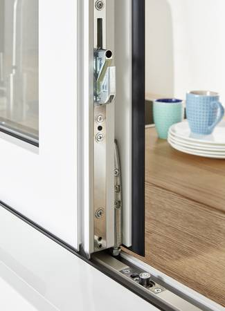 Massive Führungs- und Verschlusselemente ziehen den Flügel an den Rahmen und dichten perfekt ab.