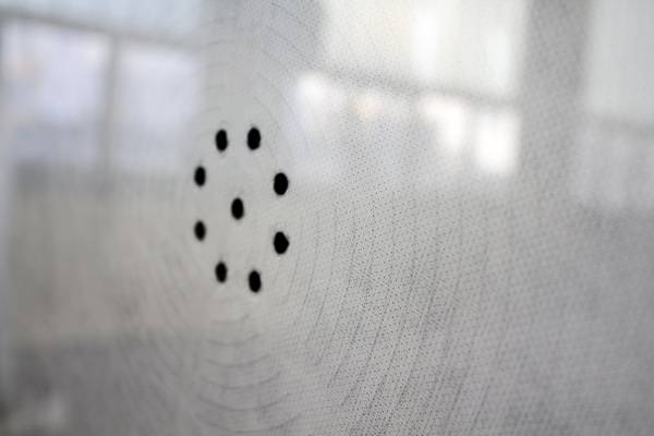 MTC hinter Glasscheibe.