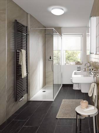 ...lädt nun eine geräumige, ebenerdige Dusche mit versetzter Armatur zum ausgiebigen Duschbad ein. 