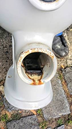 Passend zu letzten Bild diese Weltneuheit von Nokia: Ein Stand-WC mit eingebauter Telefonfunktion! Das Handy scheint schon über einen längeren Zeitraum im WC-Abgang gelegen zu haben...