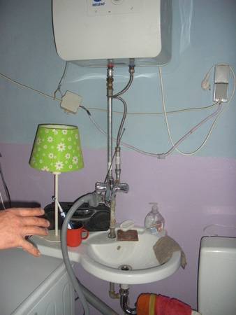 ... Auch Elektrik und Abwasserleitung sind beachtenswert. Warum Normen, warum Fachhandwerker, es funktioniert doch alles…irgendwie.  ... Auch Elektrik und Abwasserleitung sind beachtenswert. Warum Normen, warum Fachhandwerker, es funktioniert doch alles…irgendwie.