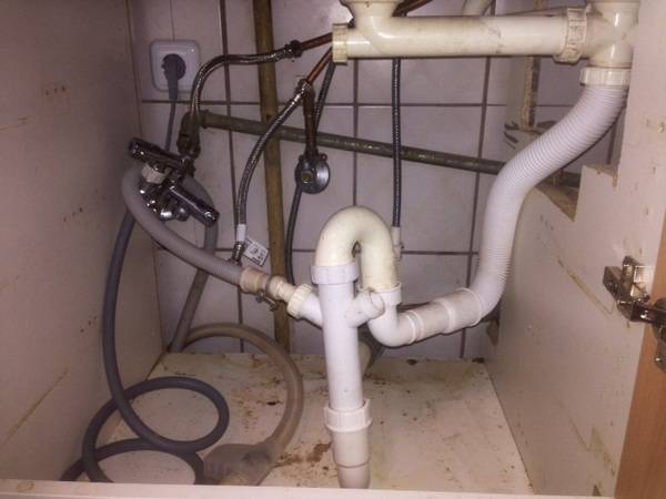 Hier haben zukünftige Akademiker aus dem Studentenwohnheim versucht, eine Spüle und zwei Spülmaschinen selber anzuschließen... Hier haben zukünftige Akademiker aus dem Studentenwohnheim versucht, eine Spüle und zwei Spülmaschinen selber anzuschließen...