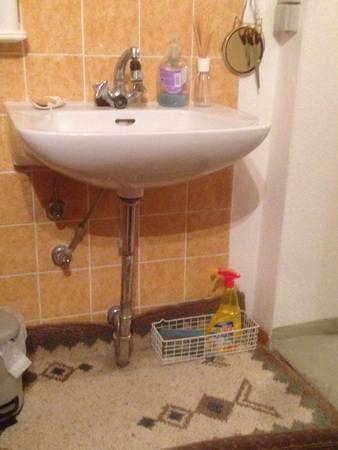 Man muss nicht unbedingt erst den Siphon und dann ein Stück Fallleitung verlegen... Es hat hier zwar jahrelang funktioniert, wurde aber trotzdem nicht in die Norm aufgenommen. Herzlichen Dank an A. Bachmann! Man muss nicht unbedingt erst den Siphon und dann ein Stück Fallleitung verlegen... Es hat hier zwar jahrelang funktioniert, wurde aber trotzdem nicht in die Norm aufgenommen. Herzlichen Dank an A. Bachmann!