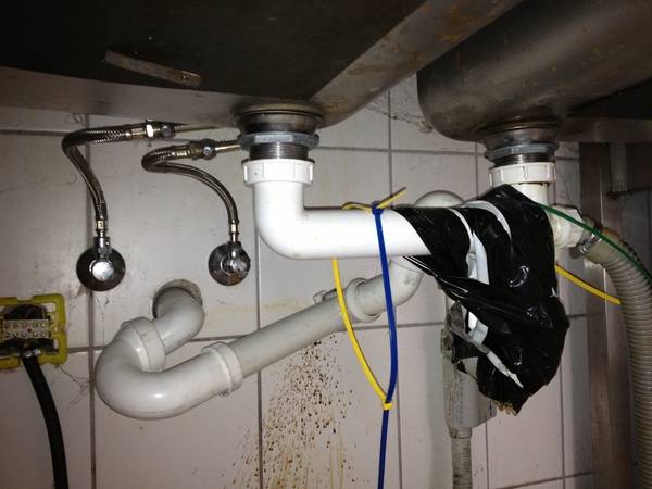 Als der Kunde anrief, hieß es nur, in seiner Spüle würde das Wasser nicht richtig ablaufen und der Siphon würde tropfen. Der Anblick übertroff jedoch alle Erwartungen - kreativer geht es wohl kaum! Vielen Dank, R. Blaeß! Als der Kunde anrief, hieß es nur, in seiner Spüle würde das Wasser nicht richtig ablaufen und der Siphon würde tropfen. Der Anblick übertroff jedoch alle Erwartungen - kreativer geht es wohl kaum! Vielen Dank, R. Blaeß!