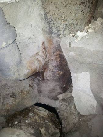 Der Anschluss in die Fallleitung war mittels Flex ausgeschnitten worden Der 50er HT-Bogen wurde dann eingepasst und mit Silikon verschmiert. Das müffelte dann zwar ständig und war nicht ganz dicht, aber man kann nicht alles haben. Vielen Dank, Daniel E.!