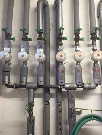 Kalt- und Warmwasser wurden hier stumpf via Muffe miteinander verbunden. Den Sinn der Verbindung kann man nicht einmal erahnen... Vielen Dank, I. Scifo! Kalt- und Warmwasser wurden hier stumpf via Muffe miteinander verbunden. Den Sinn der Verbindung kann man nicht einmal erahnen... Vielen Dank, I. Scifo!