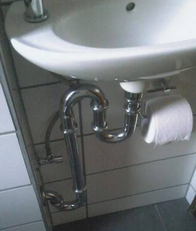 Hin und wieder reicht es nicht, das Sperrwasser eines Siphons nur einmal gegen den Kanalmuff zu stemmen. In Serie hingegen erhöht sich die Wahrscheinlichkeit der Geruchsbeseitigung und/oder die Moleküle verirren sich auf den Biegungen. Hin und wieder reicht es nicht, das Sperrwasser eines Siphons nur einmal gegen den Kanalmuff zu stemmen. In Serie hingegen erhöht sich die Wahrscheinlichkeit der Geruchsbeseitigung und/oder die Moleküle verirren sich auf den Biegungen.