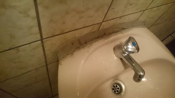 Wer ob der Tristesse dieses Bades verzweifelt, kann wenigstens seine Fingernägel in die breite Fuge krallen, so als kleiner Trost.