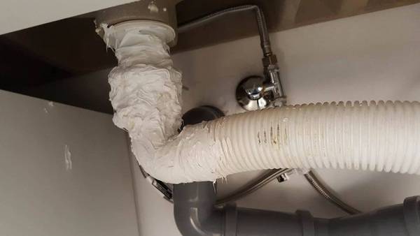 Zwei Tuben später: "Jetzt müsst es dicht sein, Frau Heinrich."