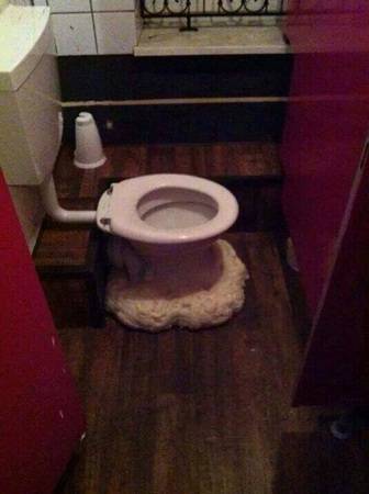 "Schatz, die Toilette wackelt nicht mehr!"