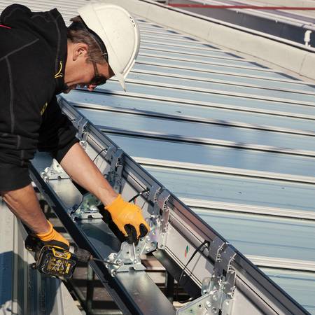 Der Einbau von Velux Modular Skylights ist durch das industriell vorgefertigte, modulare Produktsystem sehr einfach. Die Montage kann unabhängig von den Witterungsverhältnissen erfolgen.