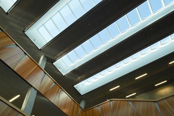 Mit Velux Modular Skylights lassen sich großflächige Tageslichtlösungen in flachen und flach geneigten Dächern realisieren. Die komplett vorgefertigten Module versprechen nicht nur hohe Qualität und ansprechendes Design, sondern auch einfache Montage. Mit Velux Modular Skylights lassen sich großflächige Tageslichtlösungen in flachen und flach geneigten Dächern realisieren. Die komplett vorgefertigten Module versprechen nicht nur hohe Qualität und ansprechendes Design, sondern auch einfache Montage.