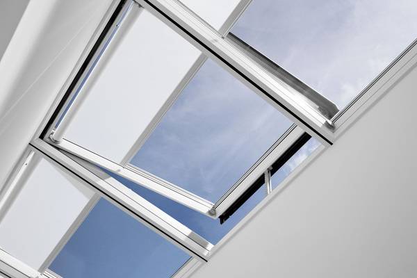 Velux optimiert den Sonnenschutz für seine Modular Skylights mit robusterer Mechanik, leiseren Laufgeräuschen und schwer entflammbaren Stoffen in den Farbvarianten Weiß, Grau und Schwarz. Velux optimiert den Sonnenschutz für seine Modular Skylights mit robusterer Mechanik, leiseren Laufgeräuschen und schwer entflammbaren Stoffen in den Farbvarianten Weiß, Grau und Schwarz.