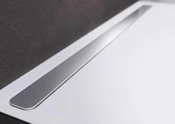 Optisches Highlight des eleganten Designs ist die schlanke Ablaufrinne mit einer hochwertigen Designblende aus gebürstetem Edelstahl, die sich bündig in das puristische Gesamtbild der Duschfläche einfügt.