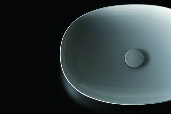 Der ovale Aufsatzwaschtisch aus LinearCeram ist mit 4 mm besonders dünnwandig und filigran.