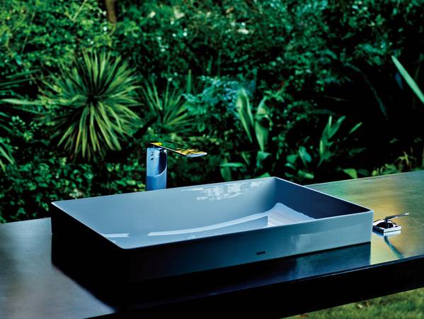 Der neue Waschtisch aus LinearCeram ist mit 4 mm besonders filigran und wird alle Liebhaber eines klaren puristischen Einrichtungsstils begeistern.