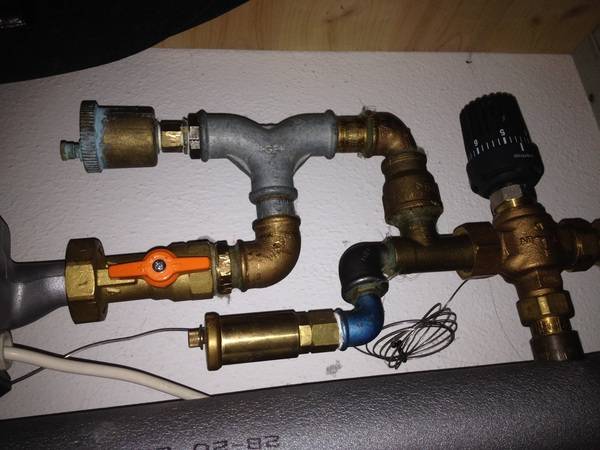 In einer Rücklaufanhebung für einen Kachelofen mit Wassertasche war dieser "automatische Entlüfter" vom Bauherren montiert worden. Wir gratulieren, ein Meisterstück!