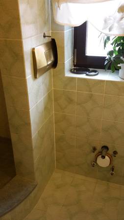 Die Technik der verdeckten Über-Eck-Führung der WC-Spülleitung wurde hier vortrefflich beherrscht. Jahrzehntelange gute Dienste für den Nutzer und postum ein Designpreis im SBZ Monteur zeugen von großer Baukunst. Vielen Dank, C. Wesche!