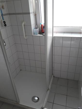 Lüften wird überbewertet, Fenster öffnen auch. Der Installateur dieser Duschkabine brach jedenfalls die Lanze fürs Fensterkippen... Herzlichen Dank, A. Gonsior!