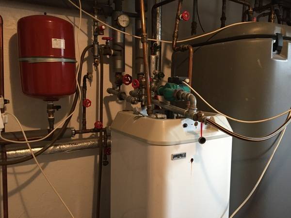 DIE Idee! Der E- Durchlauferhitzer wurde spontan als Trinkwasser-Speicher auf den Kopf gestellt und nur hydraulisch angeschlossen