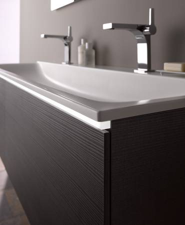 Die Waschtisch-Unterschrankkombinationen Xeno 2 wird durch filigrane LED-Leisten ergänzt und schafft so einen stimmungsvollen Effekt. 