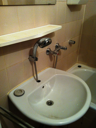 Dieses Bild (Vielen Dank, M. Krieglstein!) zeigt eine Spezial-Waschtischarmatur-Wannen-Füll-Brause-Auslauf-Kombi. Welcher Hersteller hat die wohl im Programm?