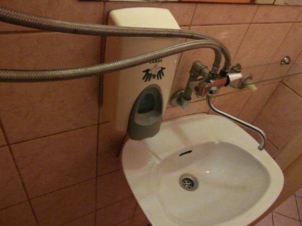 Auch hier kann man mal wieder ein "Hoch!" auf den Panzerschlauch anbringen.