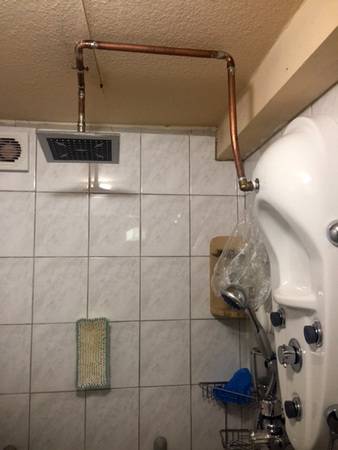 Den letzten Schliff hat der Heimwerker seinem Design-Schnittchen selbst verpasst. Für den Fall, dass die Gewindeverbindung nicht ganz dicht blieb, wurde eine Plastiktüte untergehangen. Man beachte auch die Wandbürste - herrlich! Vielen Dank, R. Mehrer.