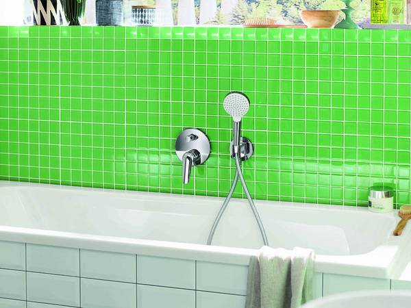 Das breite Sortiment von Novus bietet Ihnen die Wahl zwischen Aufputz- und Unterputz-Wannenmischer. Novus lässt sich besonders stilsicher mit Brausen aus dem Crometta-Sortiment kombinieren. 