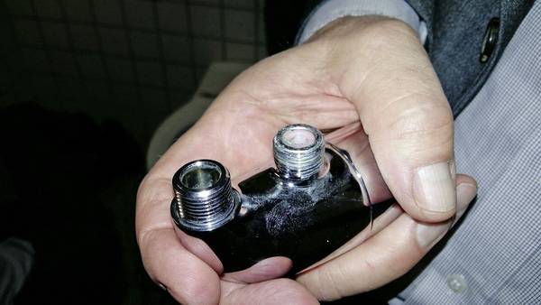 Bild 8: Im Beispiel kam es zu einer Überströmung von Warmwasser ins Kaltwasser, weil beim Eckventilthermostat der Rückflussverhinderer defekt war.