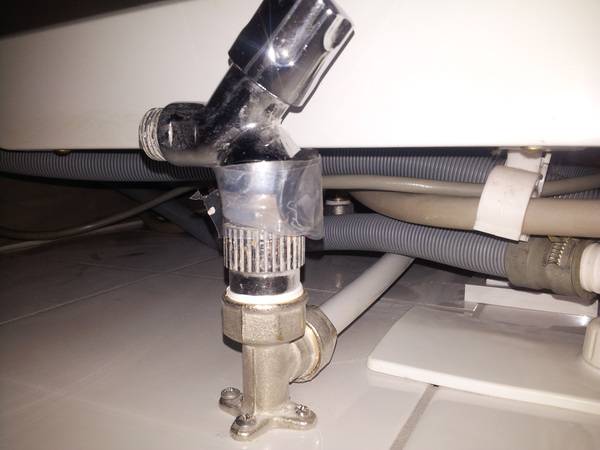 Man glaubt es kaum, aber es gibt tatsächlich Installateure die ein simples Geräteventil mit Belüfter falsch herum montieren und der Endkunde wundert sich, dass seine Waschmaschine kein Wasser bekommt. Gefunden (und behoben) von R. Reitz - vielen Dank!