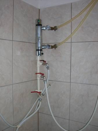 ... Die Dusche mit hochkant montierter Markenthermostatarmatur hat mehrere „Seitenbrausen“, die über je einen eigenen Brauseschlauch versorgt werden. Für den Wasseranschluß verwendete er ein übriggebliebenes Fußbodenheizungsrohr.